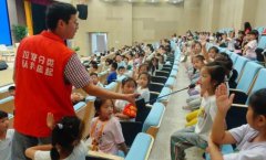 老师向学生们讲解有关校园欺凌校园暴力的常识