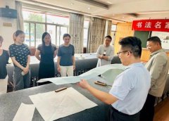 观摩教师和书法社团的学生展示了一幅幅精妙的书画作品