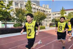 参赛师生都奋勇拼搏挥汗如雨尽力为自己的队伍争光添彩