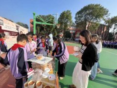 义卖是公益的孩子们知道能帮助到别人都挺积极