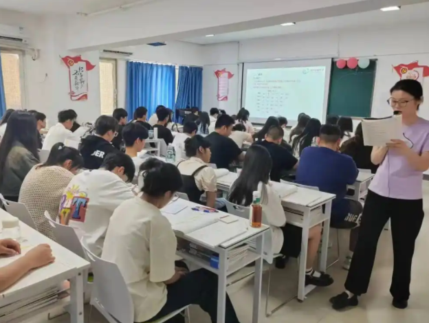 实际操作在内的多样化职业启蒙课程满足不同学生的兴趣需求