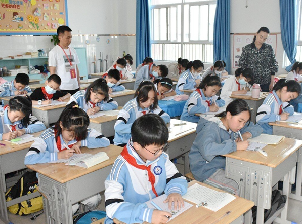 采用名校薄弱校新建校合作校的办学形式辐射带动多校区协同 采用名校薄弱校新建校合作校的办学形式辐射带动多校区协同
