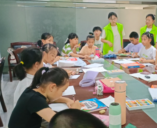 秉承大学的实践嵌入式培育理念为学生供