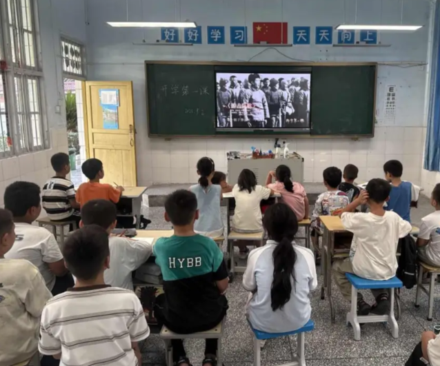 这组多轮对话发生在一所牧区村庄小学的