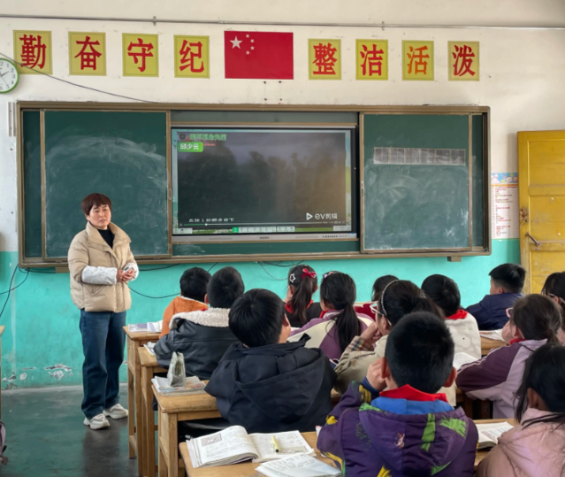 这组多轮对话发生在一所牧区村庄小学的科学教育讲堂上 这组多轮对话发生在一所牧区村庄小学的科学教育讲堂上