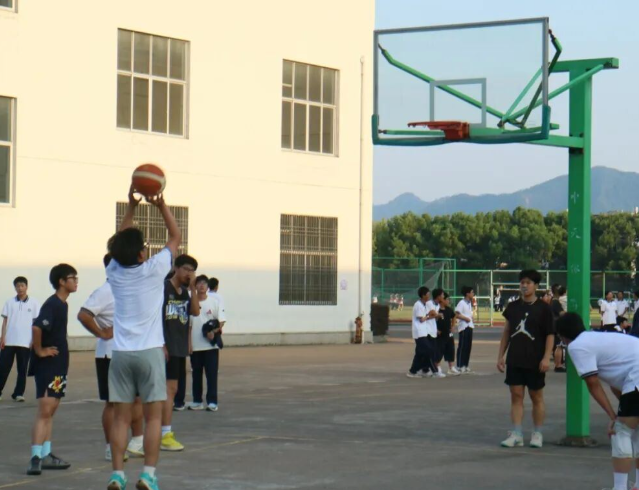 建立了师生互动沟通的良好渠道不只拉近了师生距离凝集校园生机 建立了师生互动沟通的良好渠道不只拉近了师生距离凝集校园生机